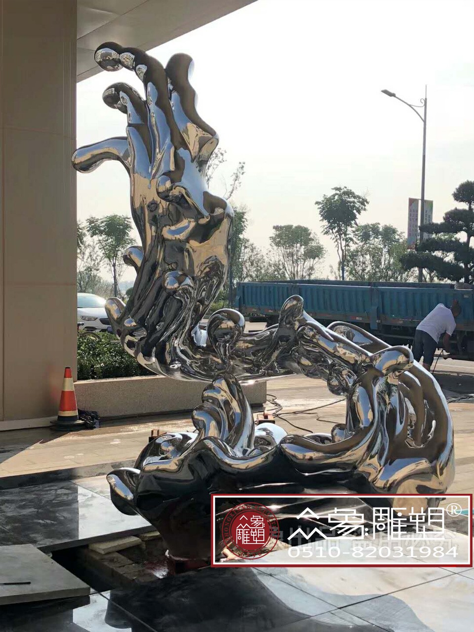 2.jpg 不銹鋼鏡面雕塑