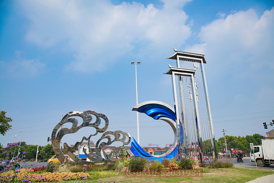 1635301934858493.jpg 無(wú)錫洛社鎮(zhèn)園中路不銹鋼雕塑1.jpg