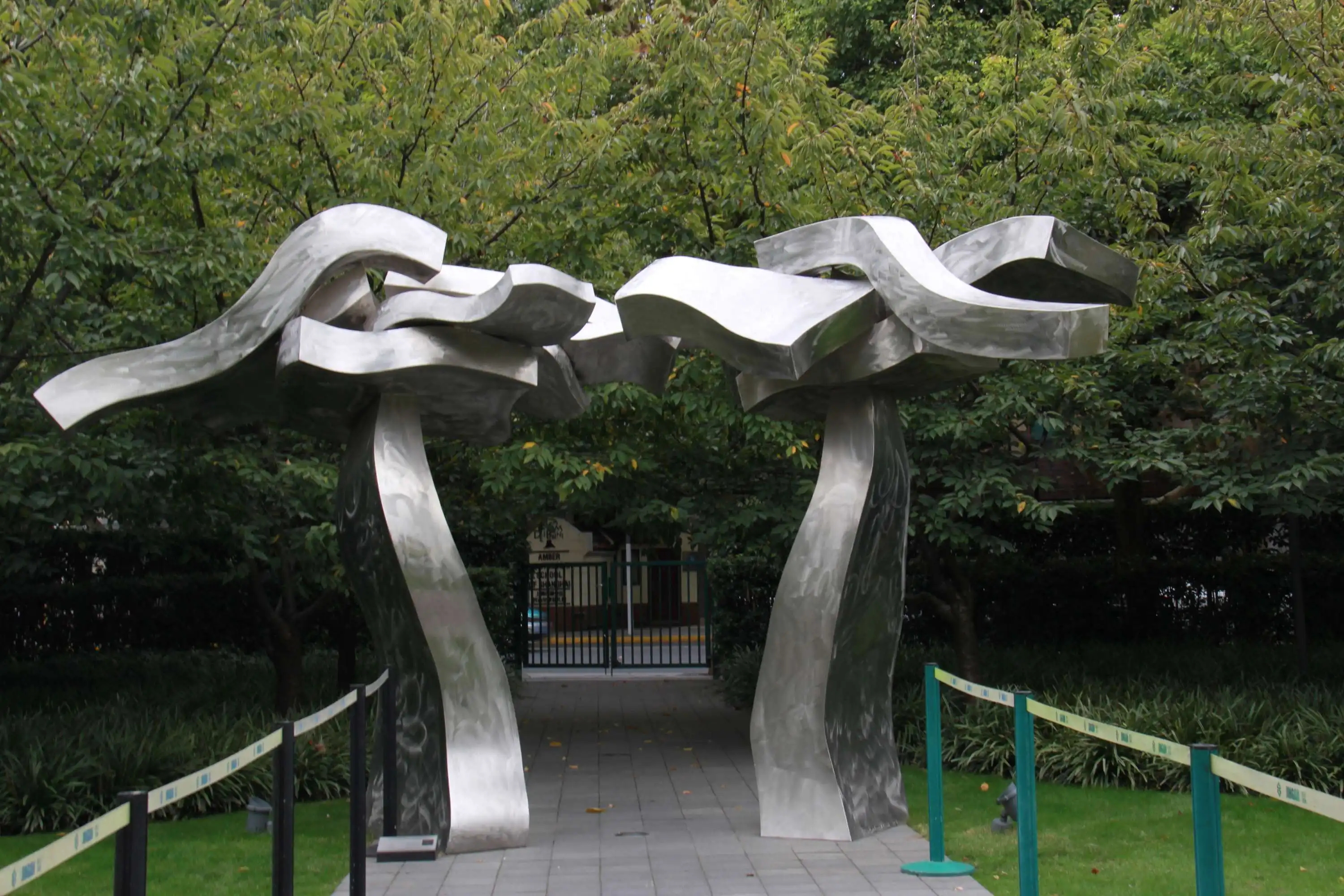 玻璃鋼雕塑的質感不好怎么改善?